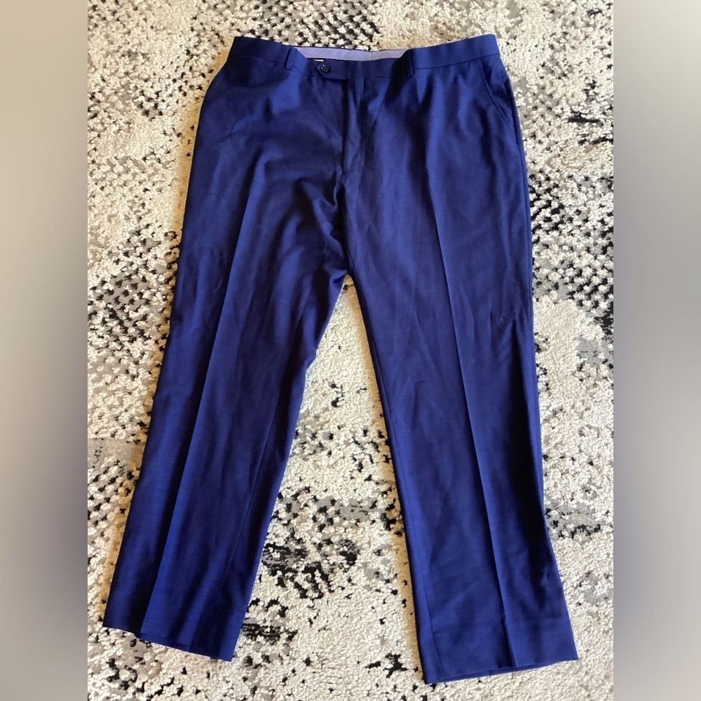 Tommy Hilfiger Navy dress slacks -SZ 44R
Waist 20”
Inseam 31”
AK